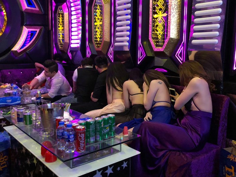 Hát Karaoke tay vịn có vi phạm pháp luật không?