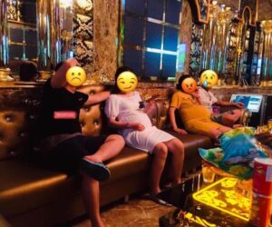 Karaoke tay vịn là gì? Tay vịn có tác hại gì không