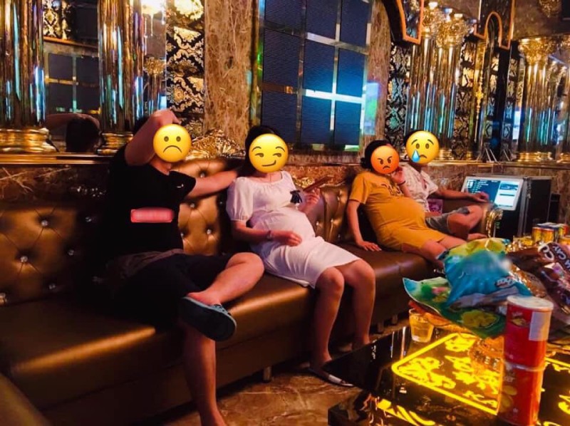 Karaoke tay vịn là gì? Tay vịn có tác hại gì không