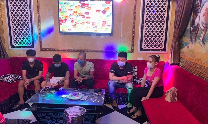 Những góc khuất của vấn nạn ‘karaoke tay vịn’